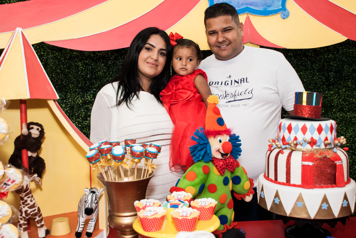 foto com a aniversariante no Buffet Comics aniversario de Geovanna 1 ano tema da festa circo