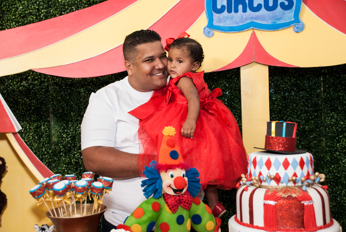 foto pai e filha no Buffet Comics aniversario de Geovanna 1 ano tema da festa circo