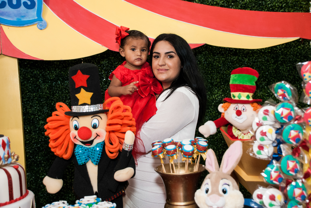 foto mãe e filha no Buffet Comics aniversario de Geovanna 1 ano tema da festa circo