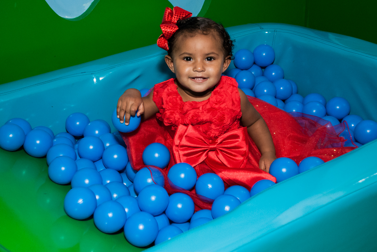 brincadeira na piscina de bolinhas no Buffet Comics aniversario de Geovanna 1 ano tema da festa circo