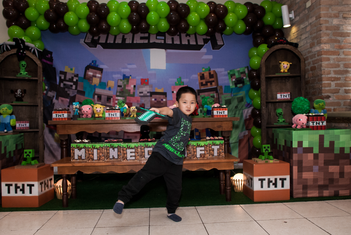 pose de guerreiro no Buffet Vila Party, Moema, São Paulo, aniversario de Eduardo 6 anos, tema da festa Mini Craft
