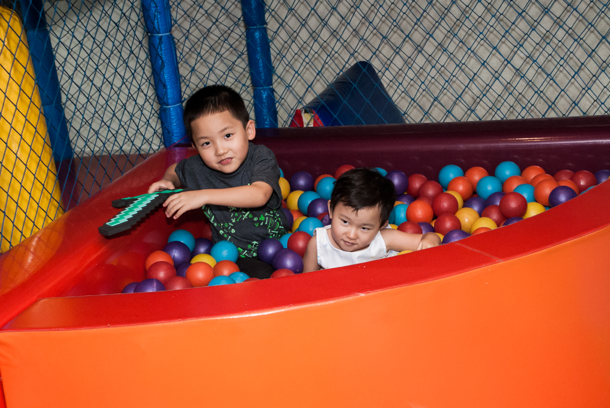 brincadeira animada na piscina de bolinhas no Buffet Vila Party, Moema, São Paulo, aniversario de Eduardo 6 anos, tema da festa Mini Craft