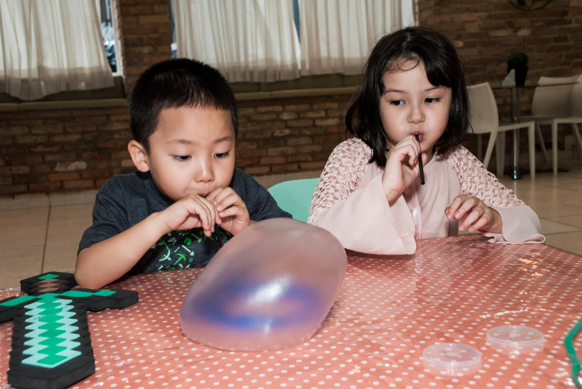 brincando com massinhas no Buffet Vila Party, Moema, São Paulo, aniversario de Eduardo 6 anos, tema da festa Mini Craft