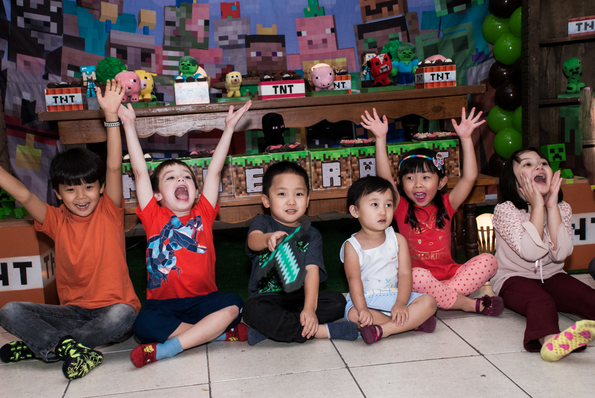 brincadeiras divertidas com os monitores no Buffet Vila Party, Moema, São Paulo, aniversario de Eduardo 6 anos, tema da festa Mini Craft