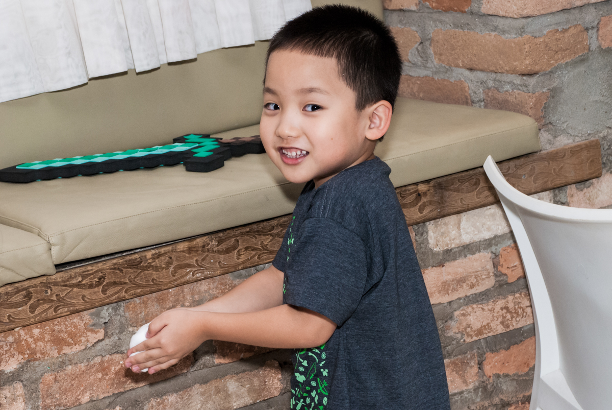 aniversariante também brinca com a espuma no Buffet Vila Party, Moema, São Paulo, aniversario de Eduardo 6 anos, tema da festa Mini Craft