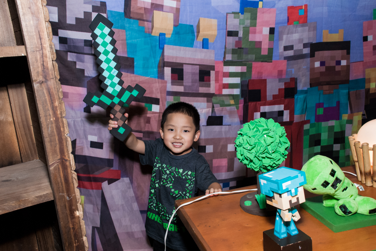 posando para a foto na mesa decorada no Buffet Vila Party, Moema, São Paulo, aniversario de Eduardo 6 anos, tema da festa Mini Craft