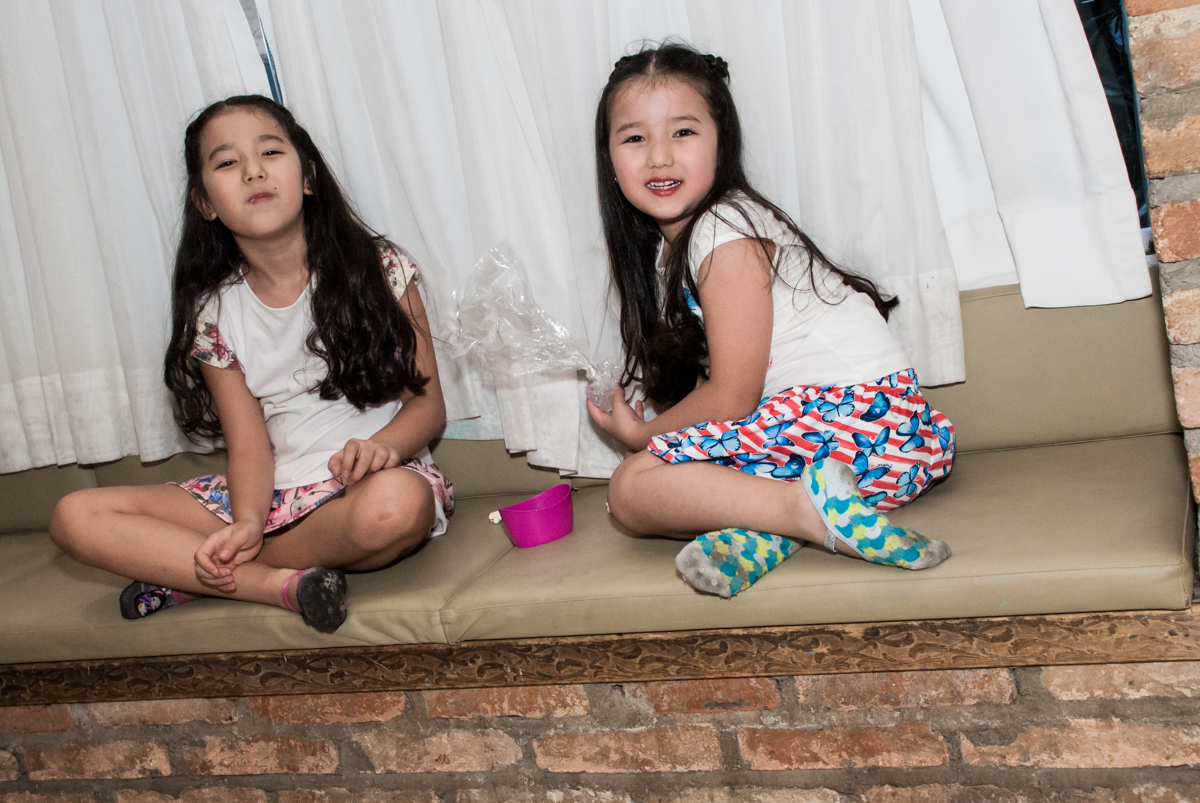 amigas se divertem na festa no Buffet Vila Party, Moema, São Paulo, aniversario de Eduardo 6 anos, tema da festa Mini Craft