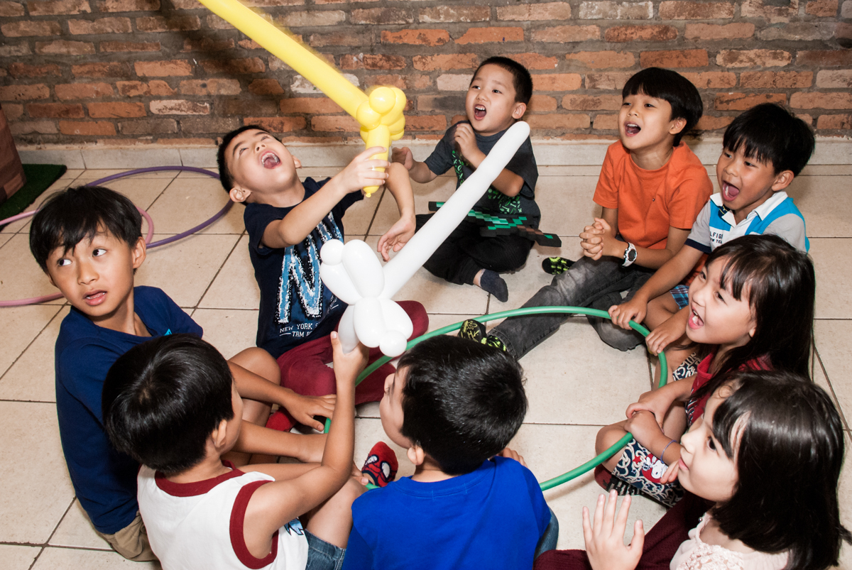 brincadeiras com espada de bexigas no Buffet Vila Party, Moema, São Paulo, aniversario de Eduardo 6 anos, tema da festa Mini Craft
