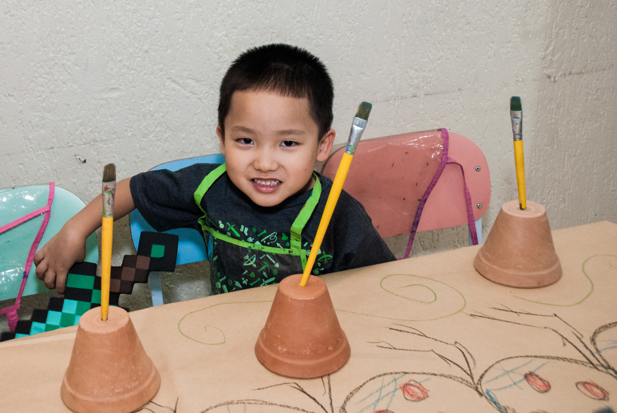 hora de pintar o vaso de flor no Buffet Vila Party, Moema, São Paulo, aniversario de Eduardo 6 anos, tema da festa Mini Craft