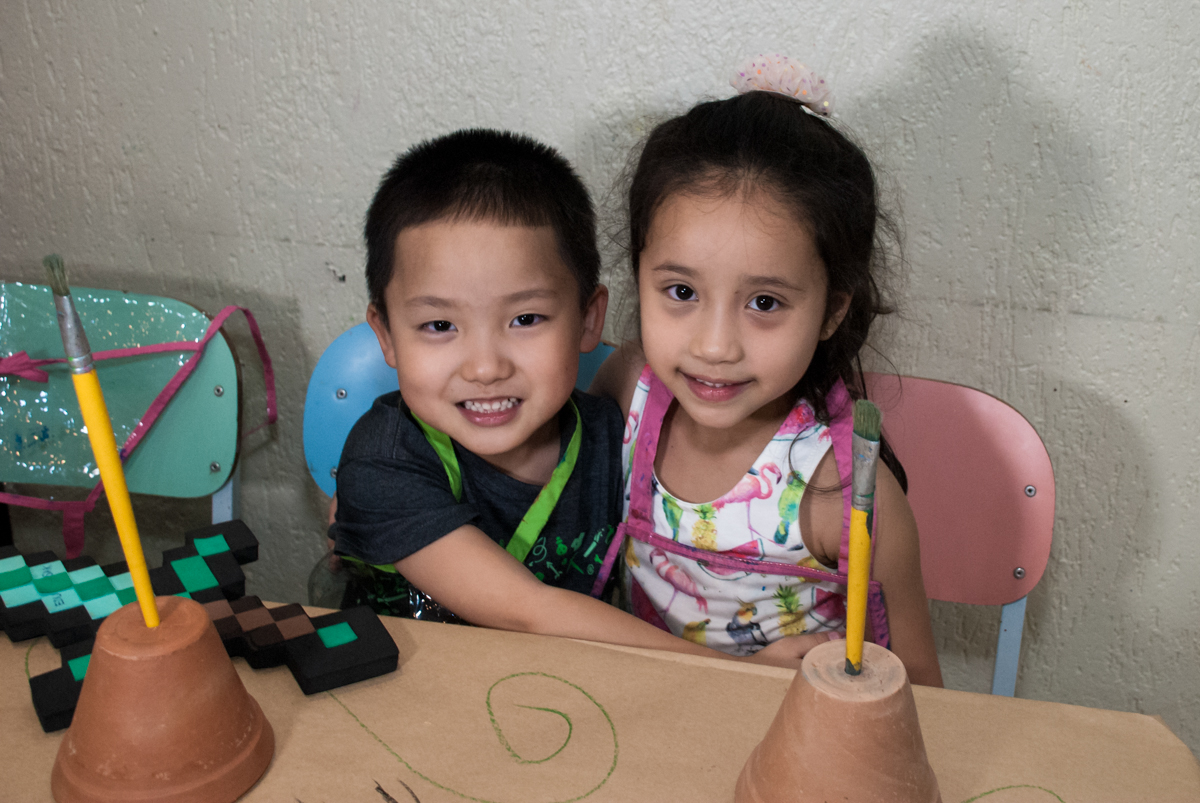 abraço gostoso na amiga no Buffet Vila Party, Moema, São Paulo, aniversario de Eduardo 6 anos, tema da festa Mini Craft