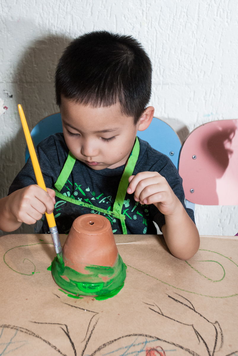 pintura em vaso no Buffet Vila Party, Moema, São Paulo, aniversario de Eduardo 6 anos, tema da festa Mini Craft