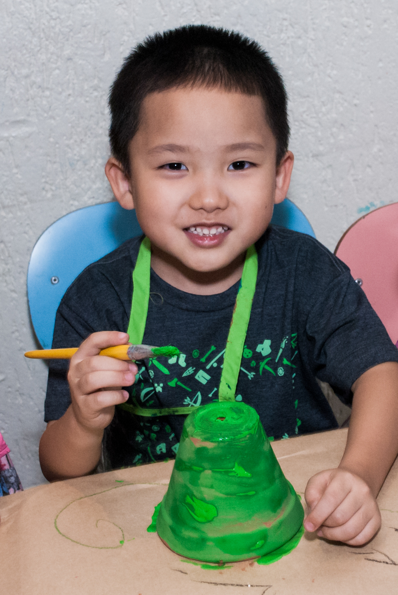 finalizando a pintura no vaso no Buffet Vila Party, Moema, São Paulo, aniversario de Eduardo 6 anos, tema da festa Mini Craft