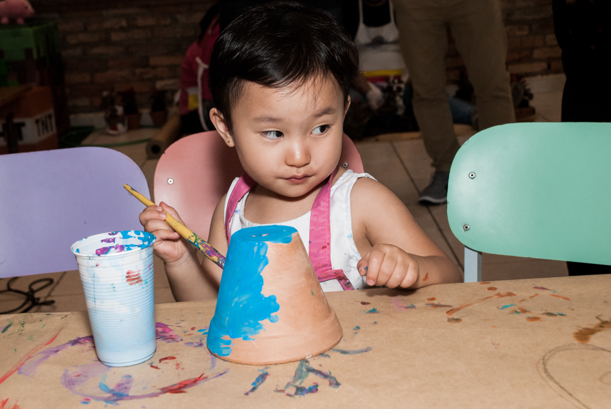 irmã do aniversariante também pinta o seu vaso no Buffet Vila Party, Moema, São Paulo, aniversario de Eduardo 6 anos, tema da festa Mini Craft