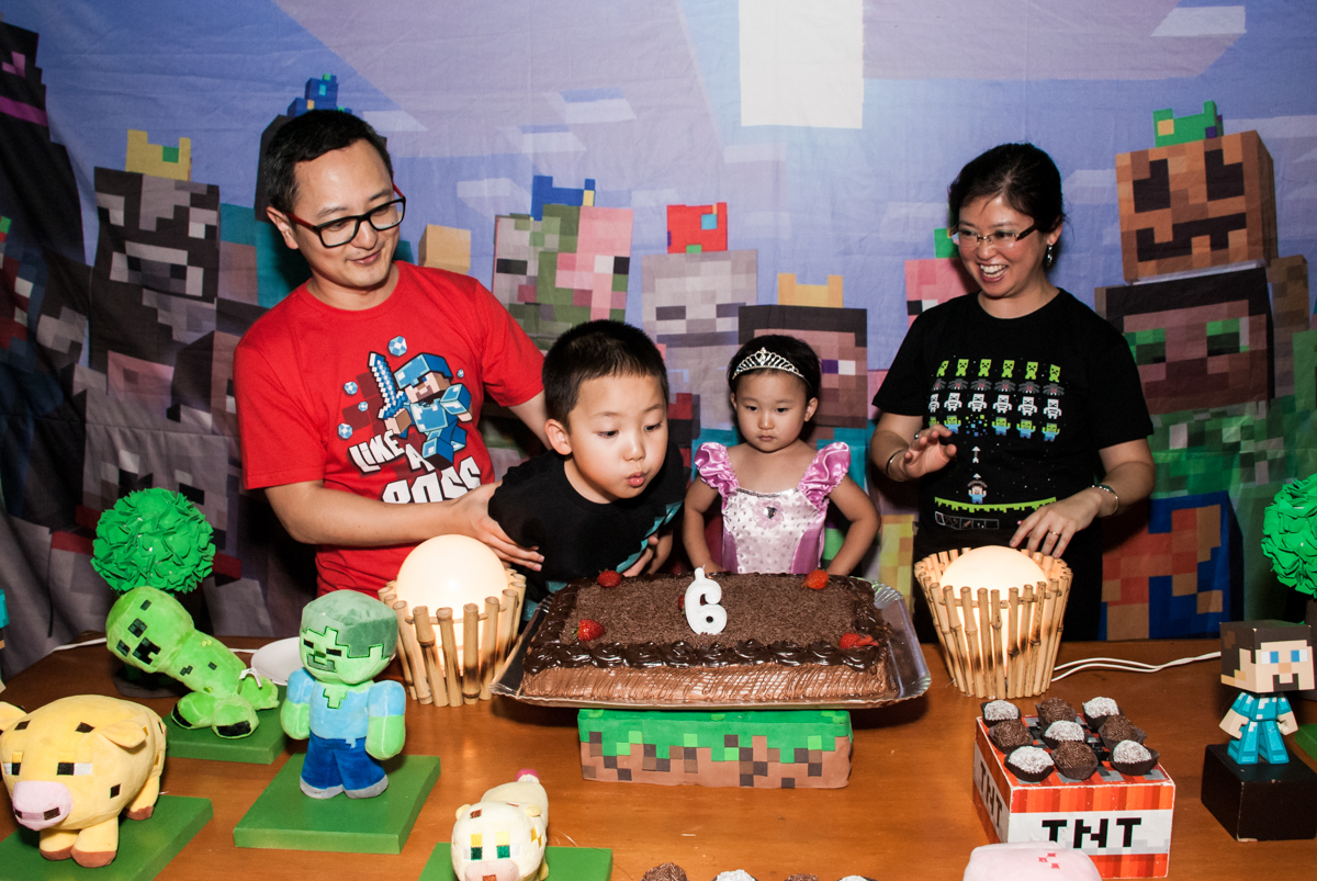 soprando a vela do bolo no Buffet Vila Party, Moema, São Paulo, aniversario de Eduardo 6 anos, tema da festa Mini Craft