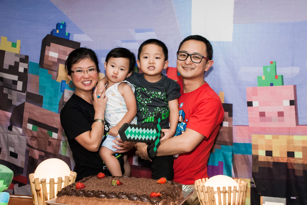 família na mesa temática no Buffet Vila Party, Moema, São Paulo, aniversario de Eduardo 6 anos, tema da festa Mini Craft