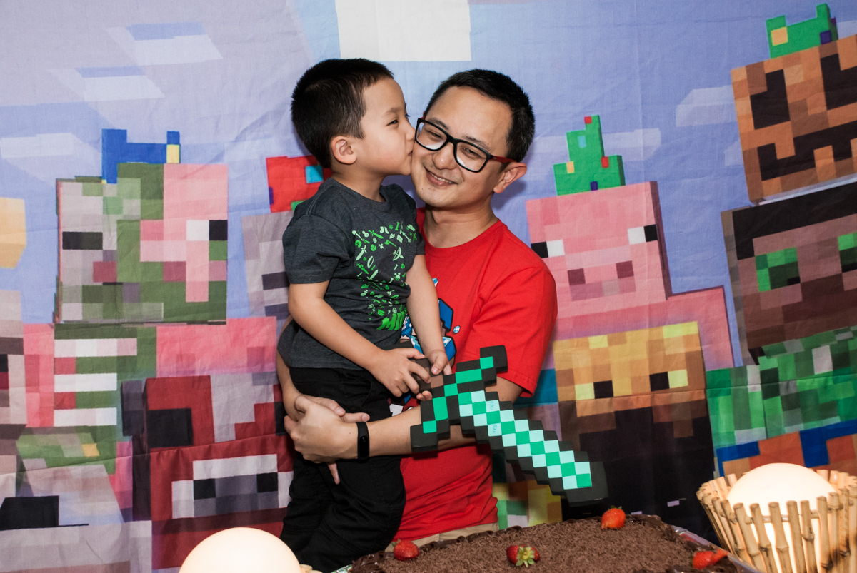 beijo carinhoso no papai no Buffet Vila Party, Moema, São Paulo, aniversario de Eduardo 6 anos, tema da festa Mini Craft