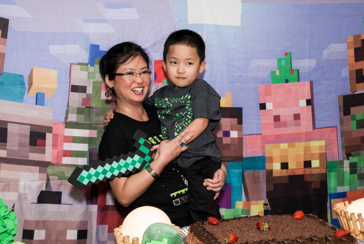 foto mãe e filho no Buffet Vila Party, Moema, São Paulo, aniversario de Eduardo 6 anos, tema da festa Mini Craft