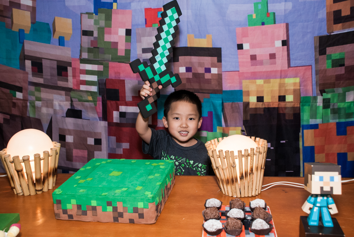 erguendo a espada do herói no Buffet Vila Party, Moema, São Paulo, aniversario de Eduardo 6 anos, tema da festa Mini Craft