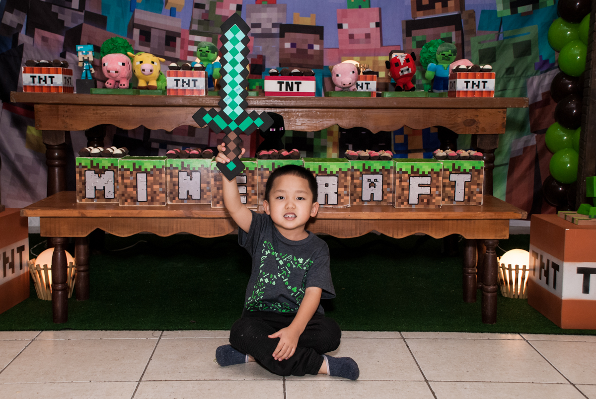 posando para foto no Buffet Vila Party, Moema, São Paulo, aniversario de Eduardo 6 anos, tema da festa Mini Craft