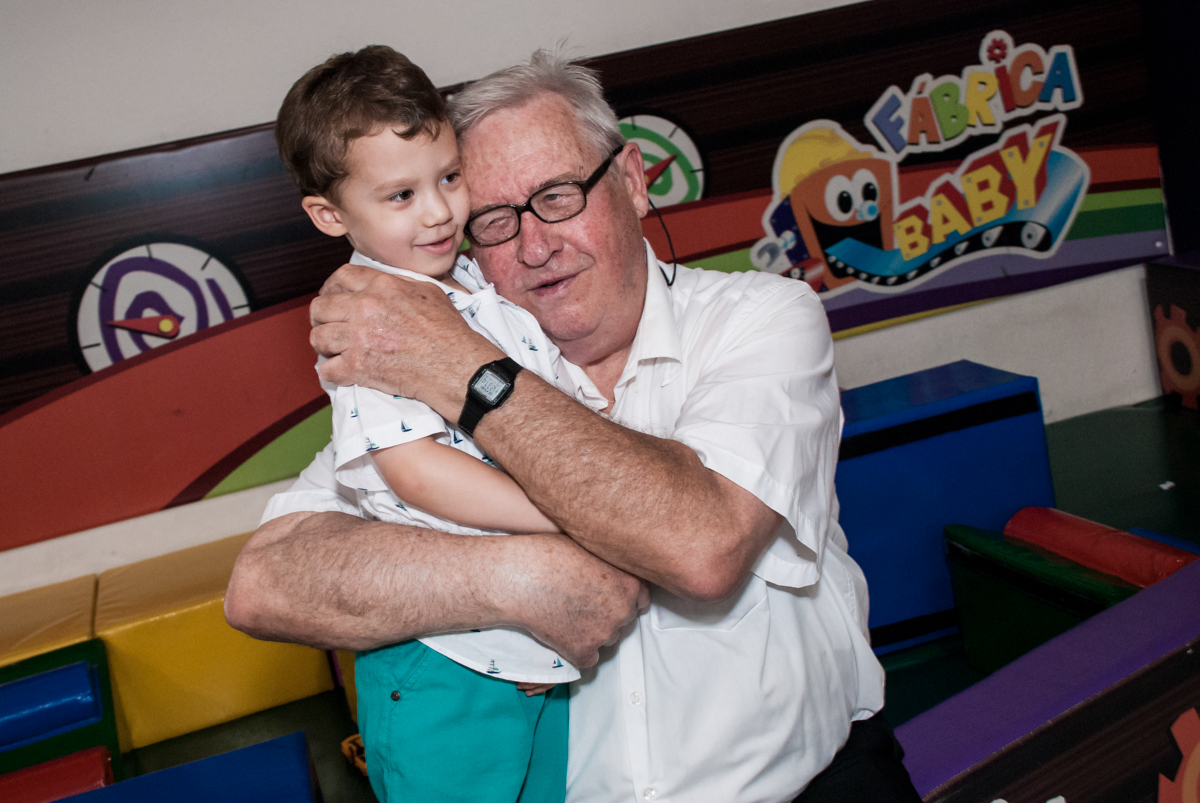 vovô carinhoso no Buffet Fábrica da Alegria, Osasco, aniversário de Arthur 4 anos, tema da festa Patrulha Canina