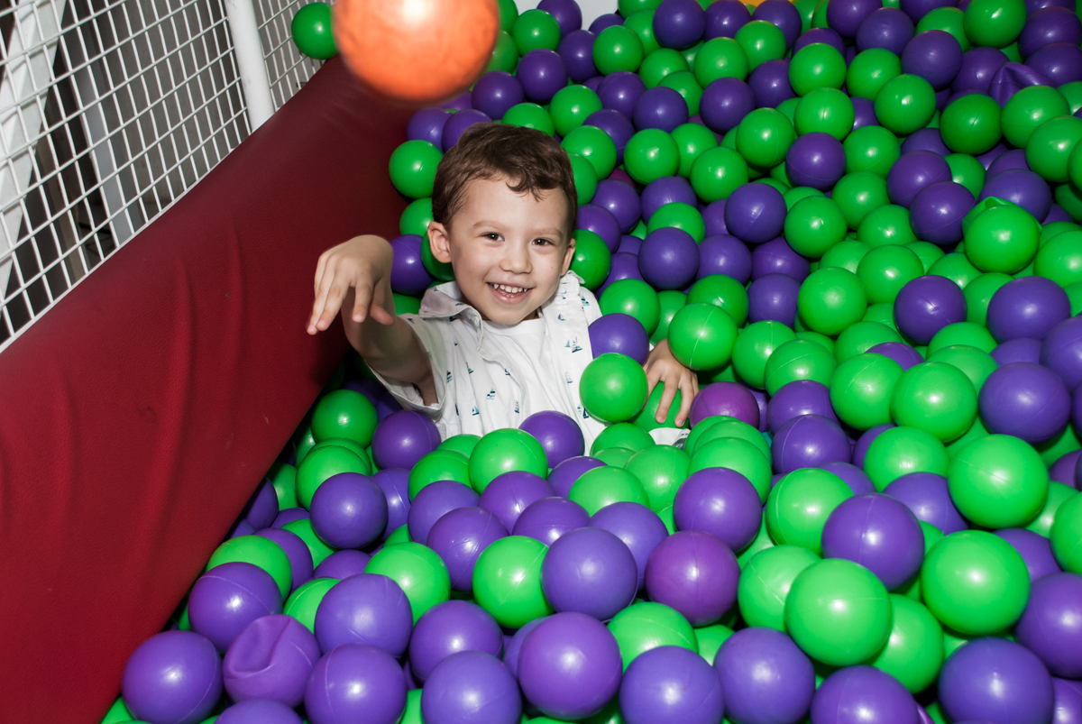 jogando bolinhas para cima no Buffet Fábrica da Alegria, Osasco, aniversário de Arthur 4 anos, tema da festa Patrulha Canina
