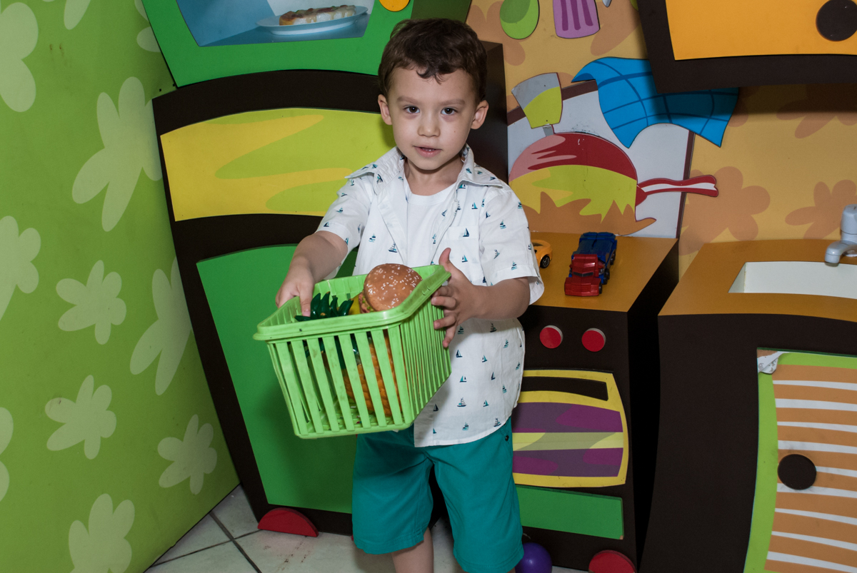 fazendo compras no mercadinho no Buffet Fábrica da Alegria, Osasco, aniversário de Arthur 4 anos, tema da festa Patrulha Canina