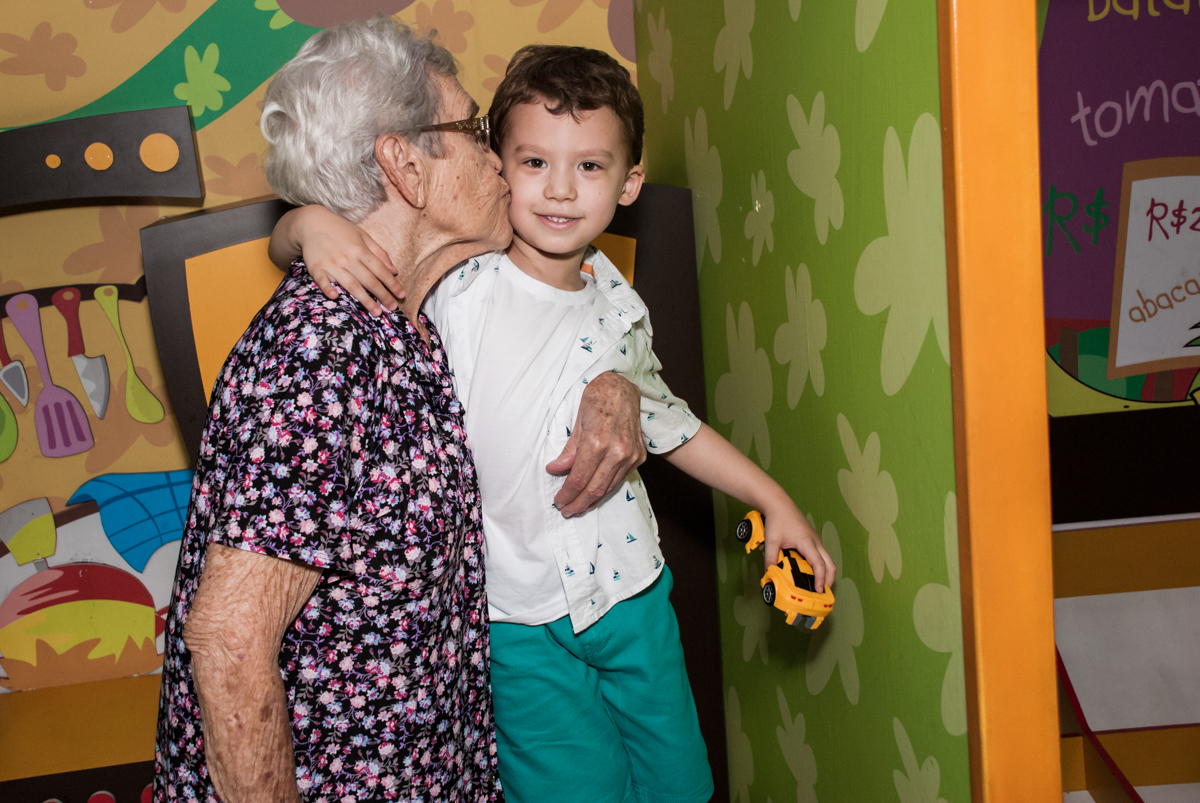 vovó da beijinho no aniversariante no Buffet Fábrica da Alegria, Osasco, aniversário de Arthur 4 anos, tema da festa Patrulha Canina