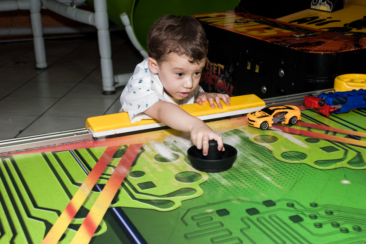 jogo de futebol de mesa no Buffet Fábrica da Alegria, Osasco, aniversário de Arthur 4 anos, tema da festa Patrulha Canina