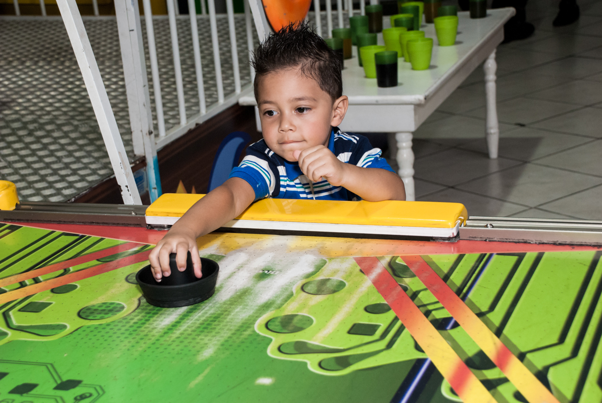 adversário se defende no jogo de futebol no Buffet Fábrica da Alegria, Osasco, aniversário de Arthur 4 anos, tema da festa Patrulha Canina