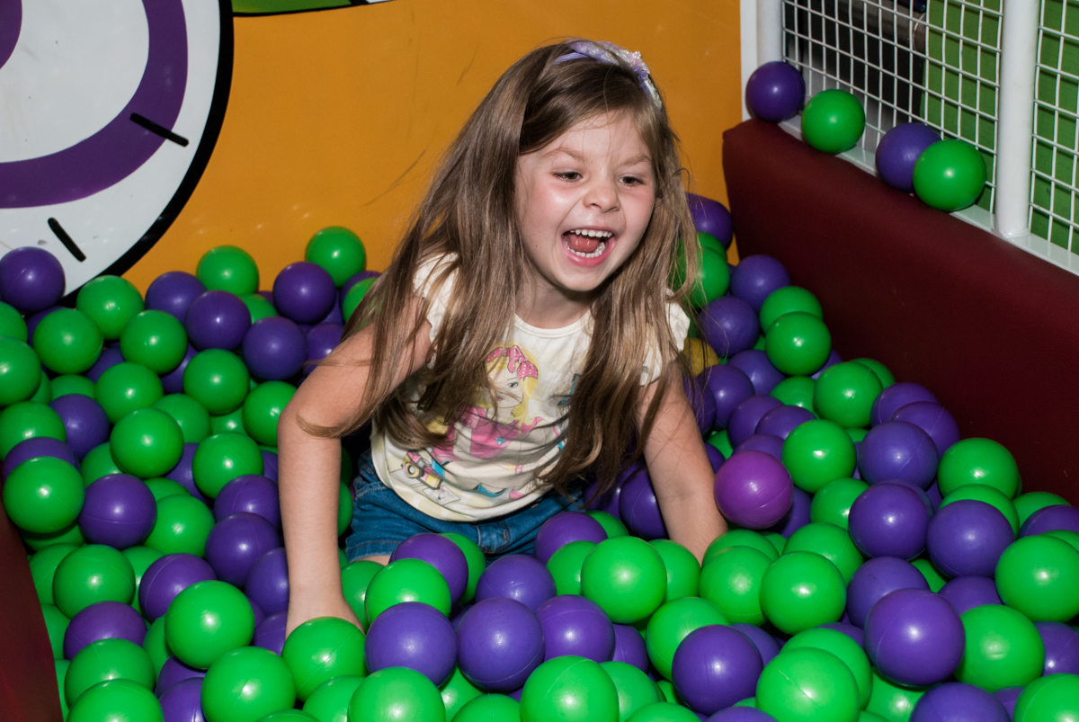 caindo do tombo legal no Buffet Fábrica da Alegria, Osasco, aniversário de Arthur 4 anos, tema da festa Patrulha Canina