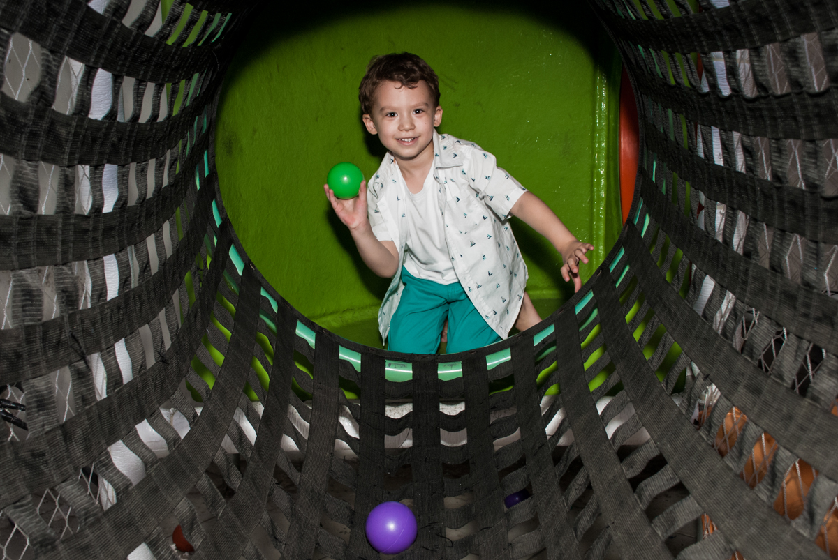 brincando com bolinhas no tunel no Buffet Fábrica da Alegria, Osasco, aniversário de Arthur 4 anos, tema da festa Patrulha Canina