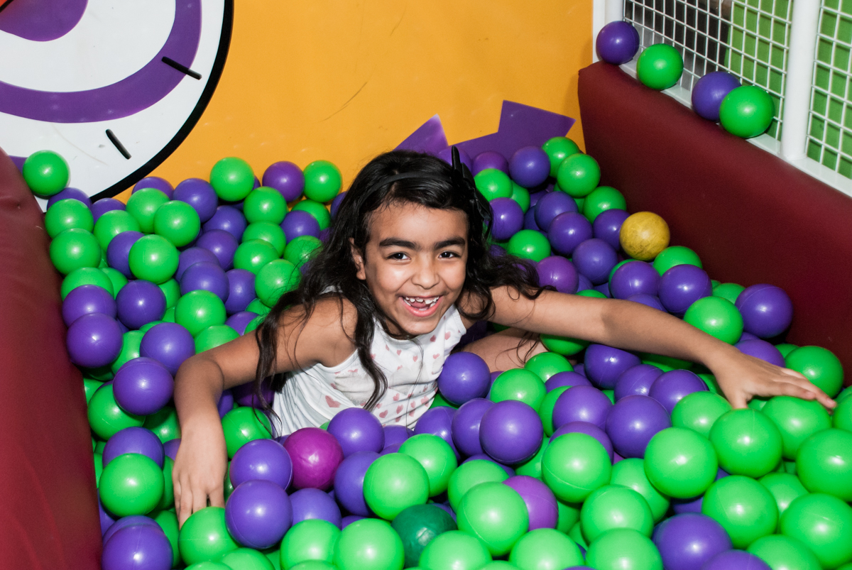 piscina de bolinhas divertidas no Buffet Fábrica da Alegria, Osasco, aniversário de Arthur 4 anos, tema da festa Patrulha Canina