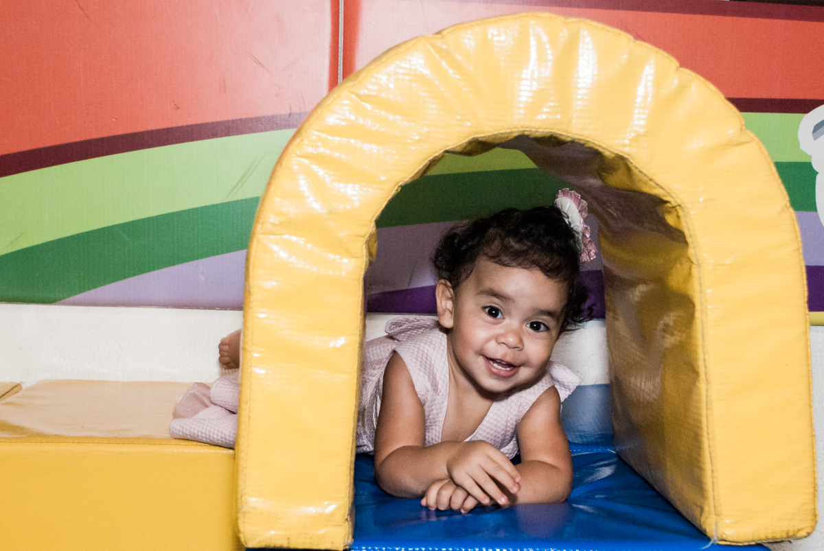 A amiga brinca na área baby no Buffet Fábrica da Alegria, Osasco, aniversário de Arthur 4 anos, tema da festa Patrulha Canina