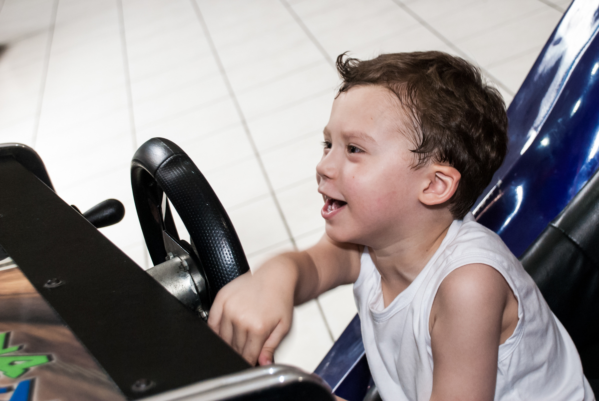 brincando com o simulador de corridas no Buffet Fábrica da Alegria, Osasco, aniversário de Arthur 4 anos, tema da festa Patrulha Canina