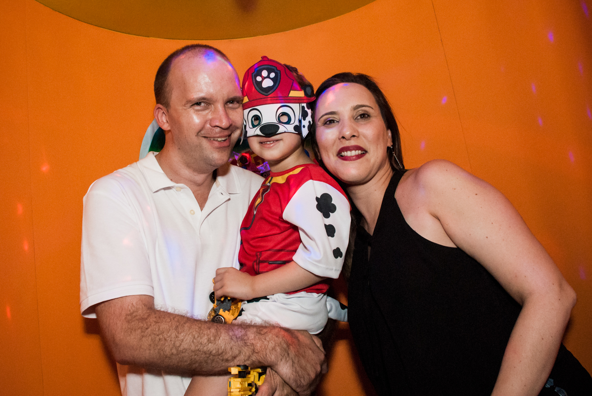 saindo da máquina do parabéns no Buffet Fábrica da Alegria, Osasco, aniversário de Arthur 4 anos, tema da festa Patrulha Canina