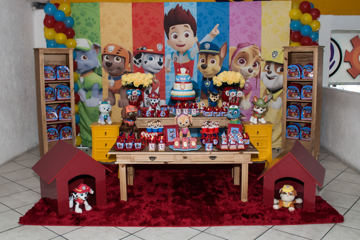 mesa temática no Buffet Fábrica da Alegria, Osasco, aniversário de Arthur 4 anos, tema da festa Patrulha Canina