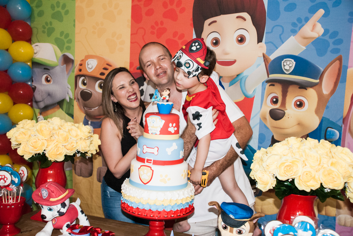 soprando a vela do bolo no Buffet Fábrica da Alegria, Osasco, aniversário de Arthur 4 anos, tema da festa Patrulha Canina