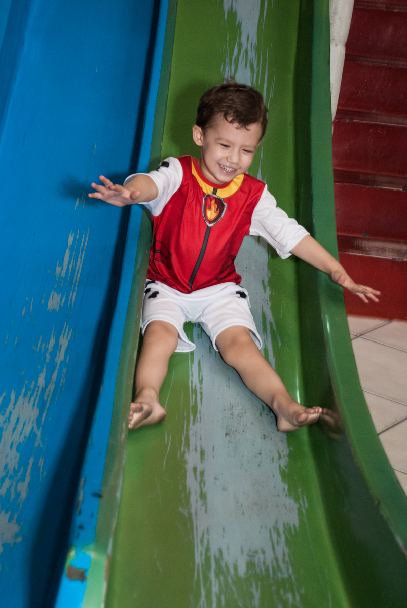 escorregador divertido no Buffet Fábrica da Alegria, Osasco, aniversário de Arthur 4 anos, tema da festa Patrulha Canina