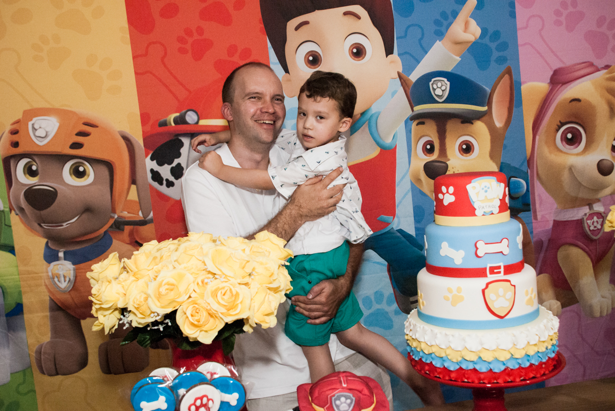 foto pai e filho no Buffet Fábrica da Alegria, Osasco, aniversário de Arthur 4 anos, tema da festa Patrulha Canina