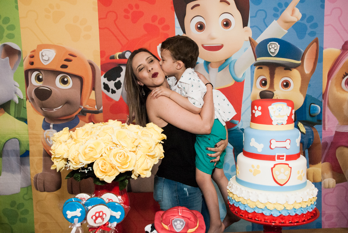 foto mãe e filho no Buffet Fábrica da Alegria, Osasco, aniversário de Arthur 4 anos, tema da festa Patrulha Canina