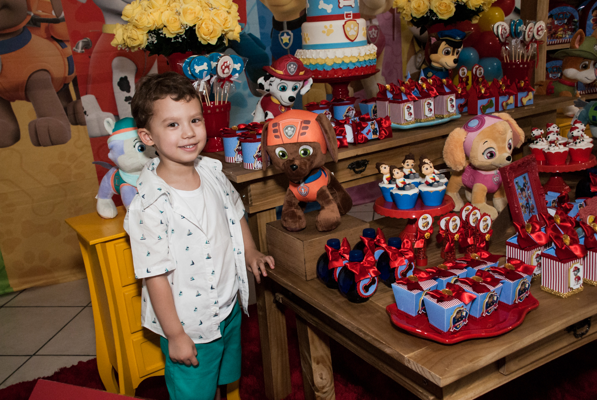 posando para a foto no Buffet Fábrica da Alegria, Osasco, aniversário de Arthur 4 anos, tema da festa Patrulha Canina