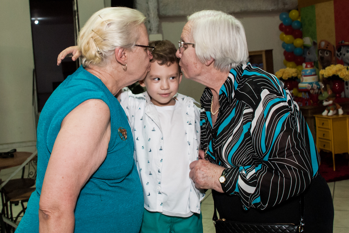 beijinho das avós no Buffet Fábrica da Alegria, Osasco, aniversário de Arthur 4 anos, tema da festa Patrulha Canina