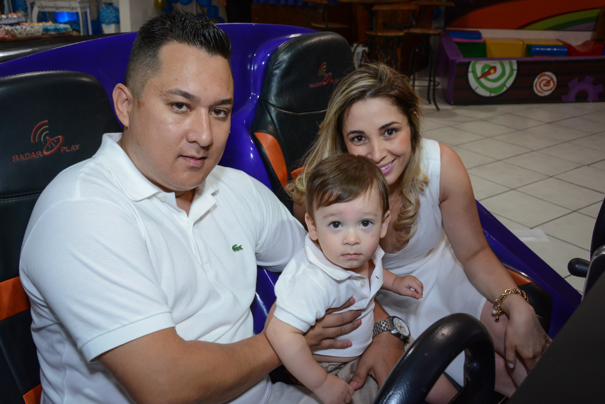 os pais se divertem com o aniversariante no Buffet Fábrica da Alegria, Osaco, São Paulo, aniversário de Kenji Sussumo, tema da festa urso realeza