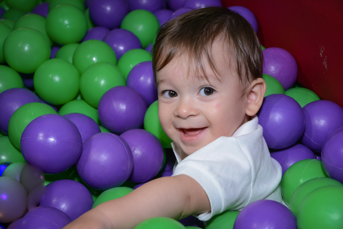 brincando na piscina de bolinhas no Buffet Fábrica da Alegria, Osaco, São Paulo, aniversário de Kenji Sussumo, tema da festa urso realeza