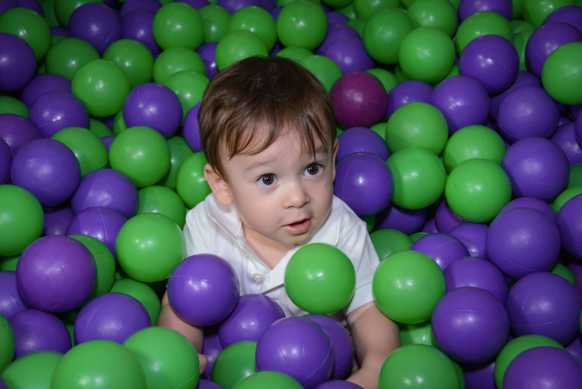 brincadeira divertida na piscina de bolinhas no Buffet Fábrica da Alegria, Osaco, São Paulo, aniversário de Kenji Sussumo, tema da festa urso realeza