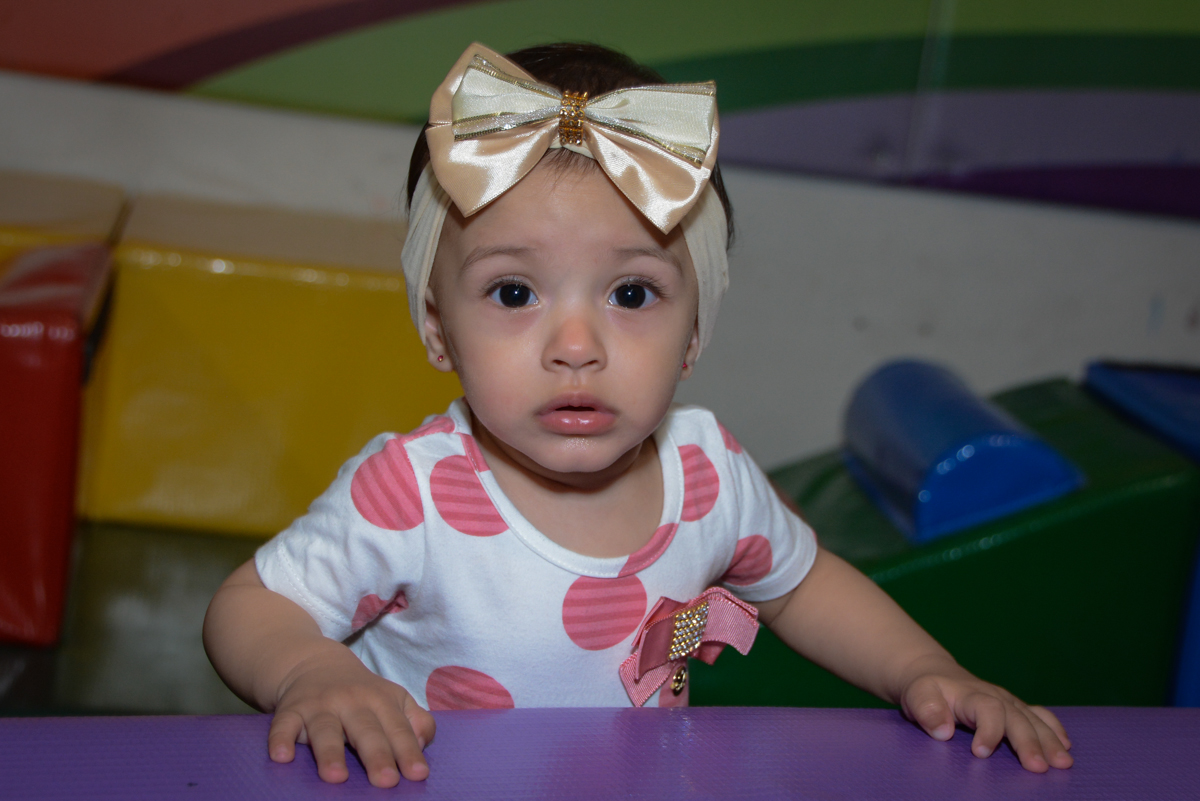 brincando na área baby no Buffet Fábrica da Alegria, Osaco, São Paulo, aniversário de Kenji Sussumo, tema da festa urso realeza