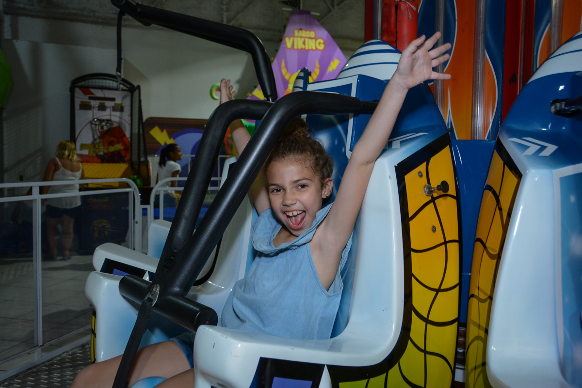 brinquedo elevador divertido no Buffet Fábrica da Alegria, Osaco, São Paulo, aniversário de Kenji Sussumo, tema da festa urso realeza