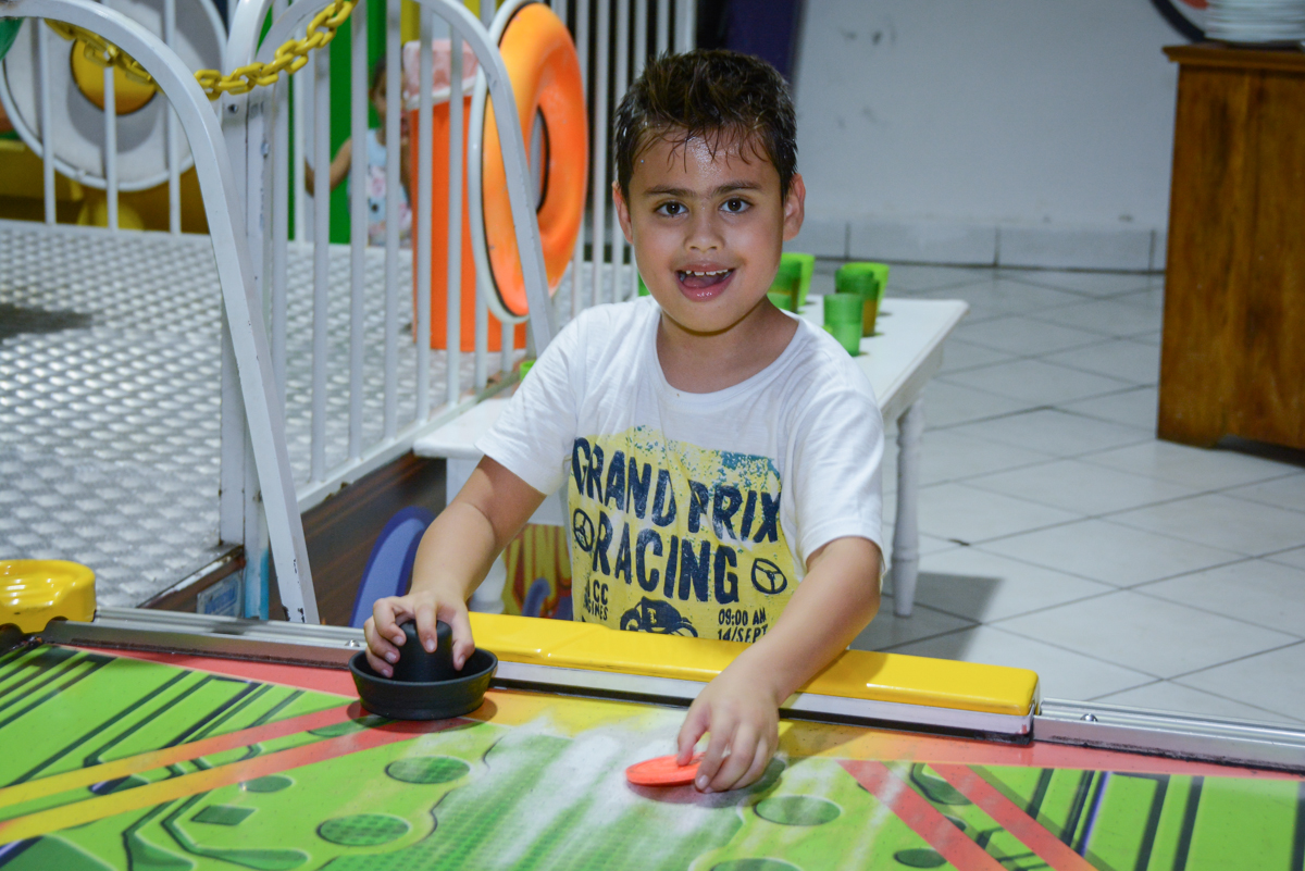 jogando futebol de mesa no Buffet Fábrica da Alegria, Osaco, São Paulo, aniversário de Kenji Sussumo, tema da festa urso realeza