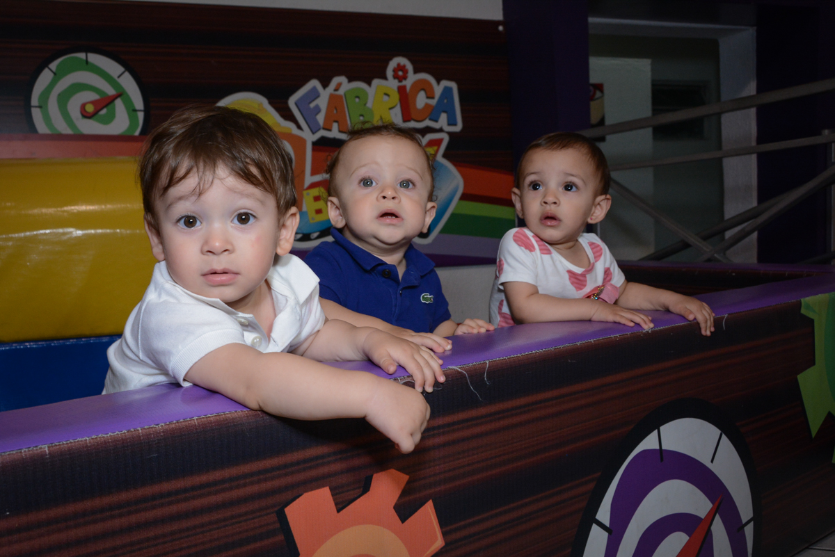 os amiguinhos brincam na área baby no Buffet Fábrica da Alegria, Osaco, São Paulo, aniversário de Kenji Sussumo, tema da festa urso realeza