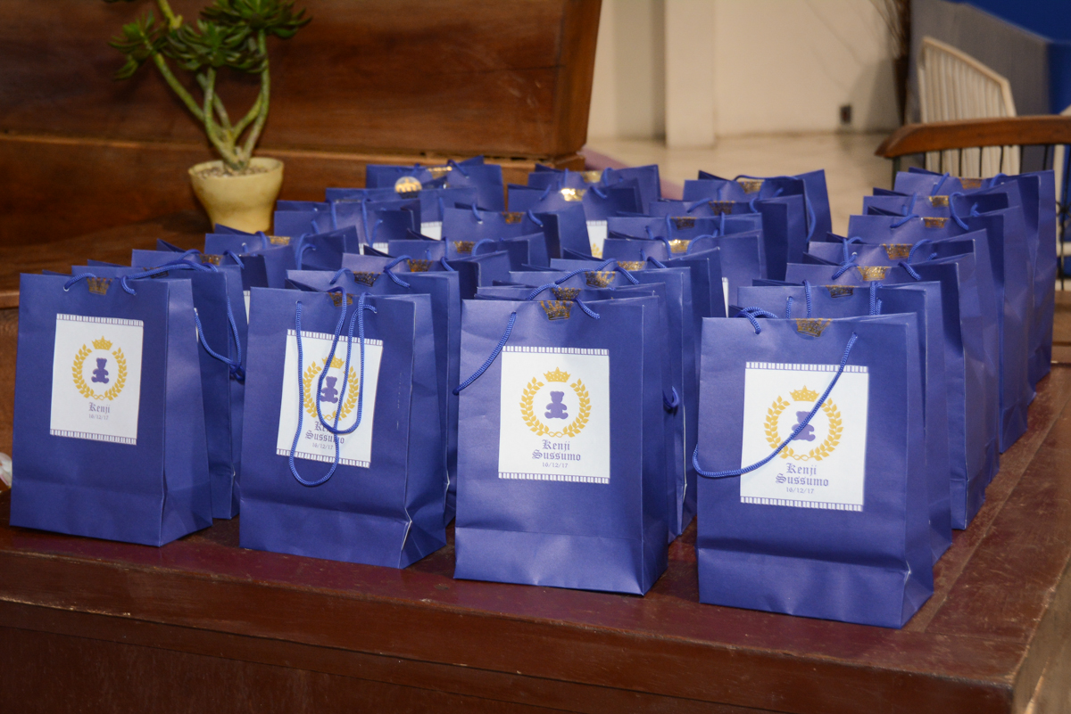 lembrancinha para as crianças no Buffet Fábrica da Alegria, Osaco, São Paulo, aniversário de Kenji Sussumo, tema da festa urso realeza